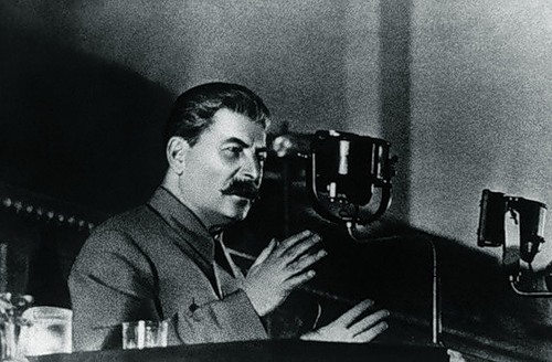 Сталин выступает на Съезде